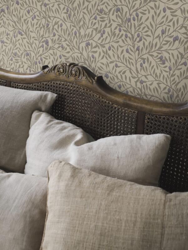 Tapetmönster med olivkvistar som växer tätt över väggen. Handmålat i gouache.